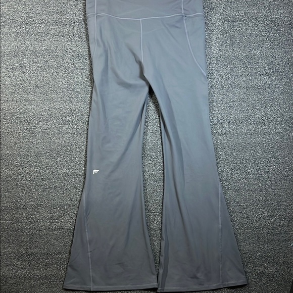 Fabletics Cross Waist Gray Athletic Flare Yoga Pants, Womens XL - Picture 9 of 9